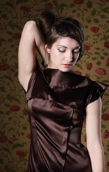 Ritratto della bella donna bruna elegante — Foto Stock