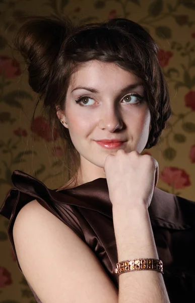 A gyönyörű, elegáns barna nő portréja — Stock Fotó