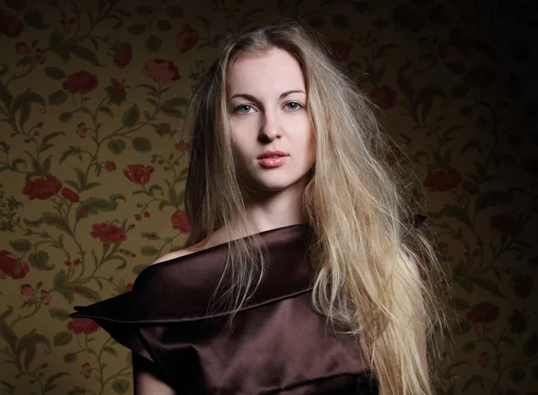 Schoonheid blond meisje in bruine jurk — Stockfoto