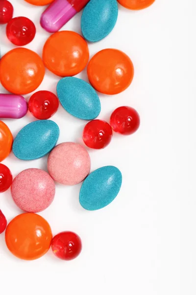 Comprimés et capsules colorés — Photo