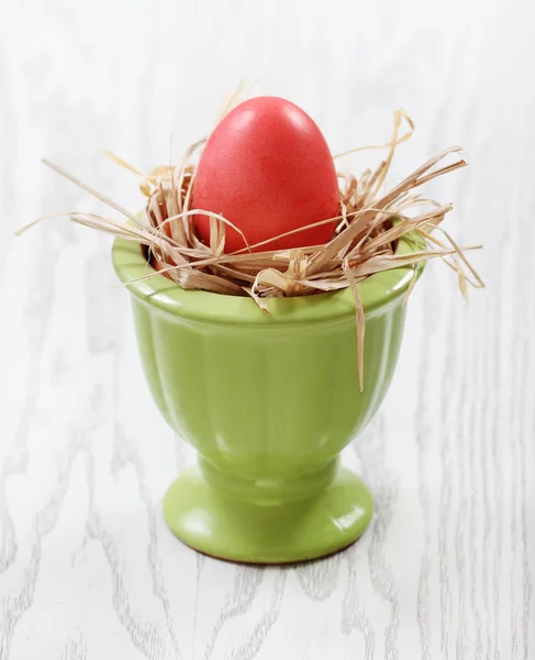 Одно яйцо в вазе на деревянном фоне — стоковое фото