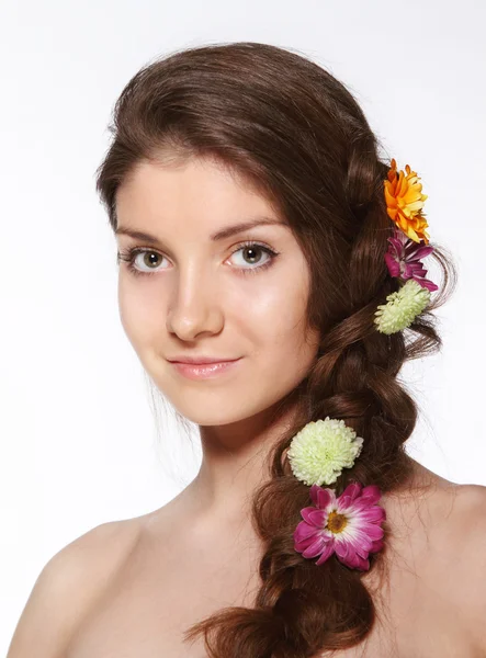 Beauté fille avec des fleurs dans ses cheveux — Photo