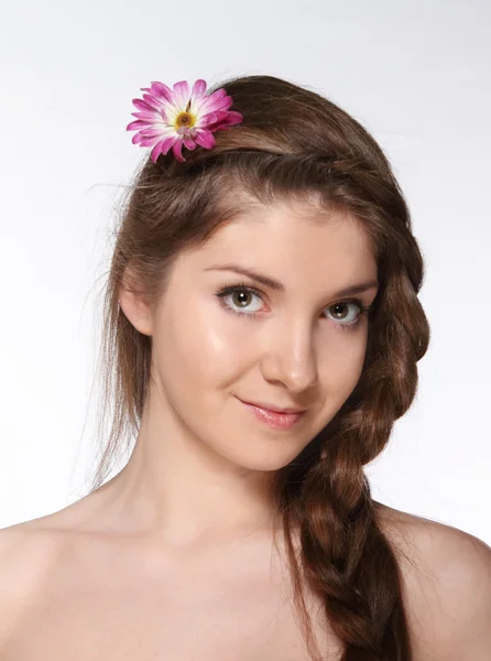 Portrait de la fille avec des fleurs dans les cheveux — Photo