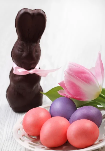 Velikonoční vejce Tulipán a čokoládové zajíce — Stock fotografie
