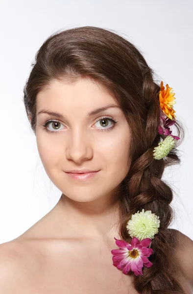 Schoonheid jonge brunette meisje met bloemen — Stockfoto