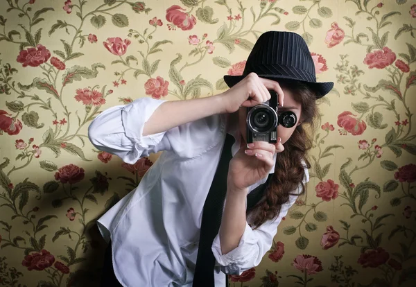 Giovane ragazza con fotocamera vintage — Foto Stock