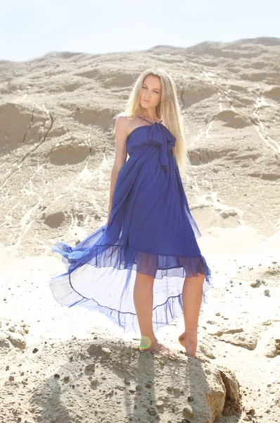 Blond meisje in donker blauwe jurk — Stockfoto