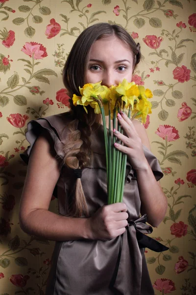 水仙を持つ少女の肖像画 — ストック写真