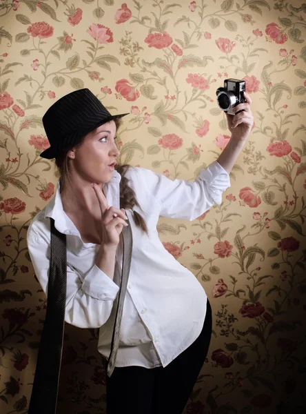 Elegante donna bruna con vecchia macchina fotografica — Foto Stock