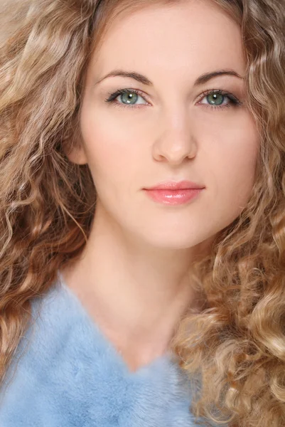 Portret van de schoonheid jonge blonde meisje met krullend haar — Stockfoto