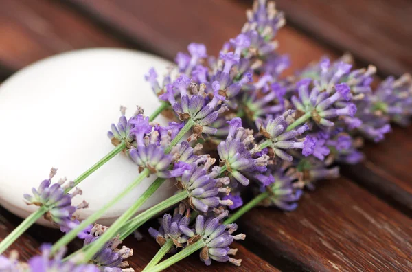 Naturlig tvål med lavendel blommor — Stockfoto