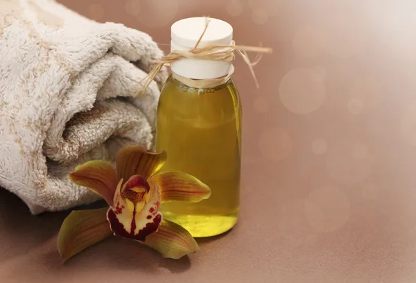Spa setting with massage oil — Stock Photo, Image
