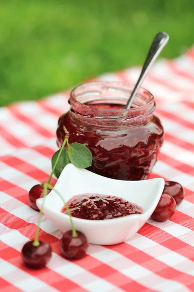 Pot van cherry jam — Stockfoto