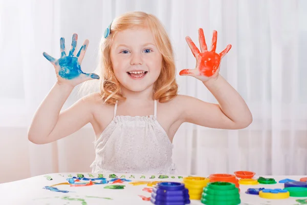 Menina feliz com tintas coloridas pronto para impressões de mão — Fotografia de Stock