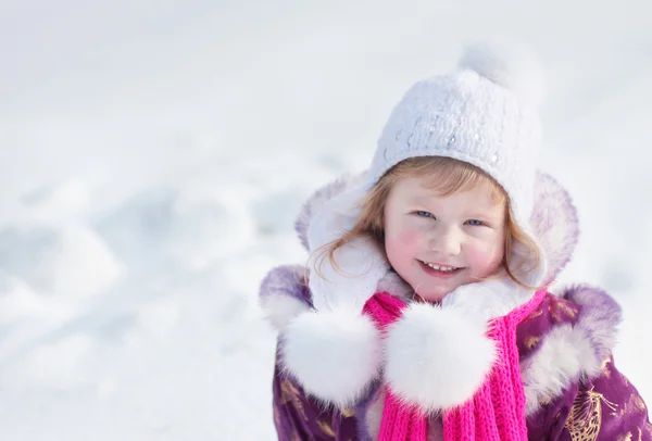 Дівчина в зимовому парку — стокове фото