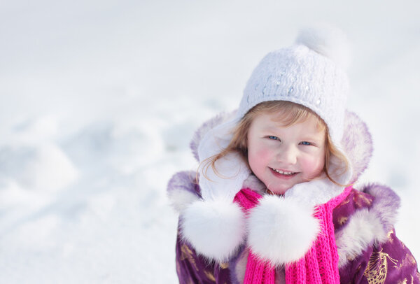 девушка в зимнем парке