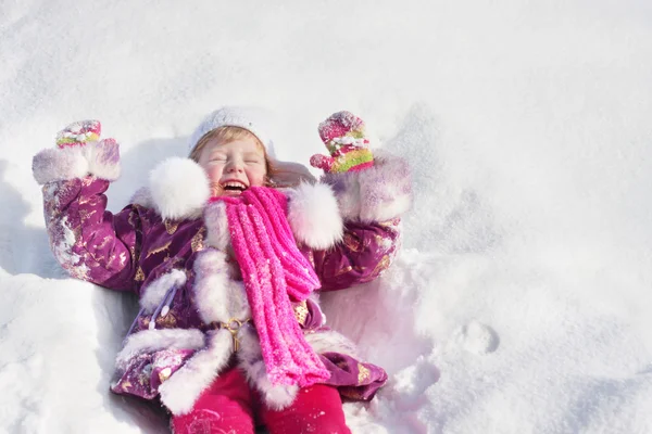 Flicka i vinterparken — Stockfoto