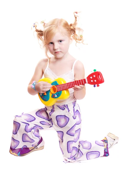 Девушка играет на его игрушечной гитаре — стоковое фото