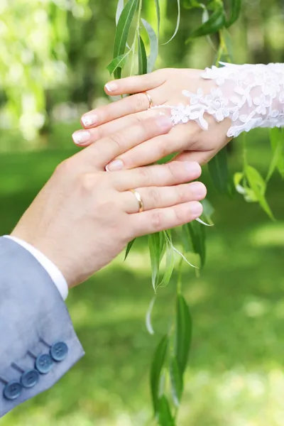 Χέρια wits γαμήλιο δαχτυλίδι — Φωτογραφία Αρχείου
