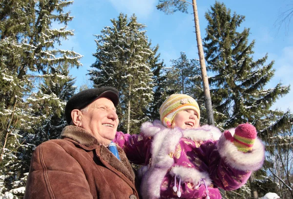 Niña y abuelo en el bosque de invierno — Foto de Stock