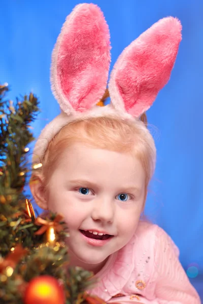 Sorriso menina vestindo orelhas de coelho na cabeça — Fotografia de Stock