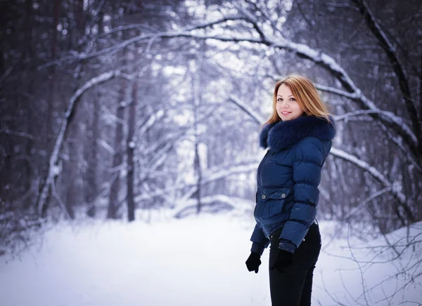 Девушка в зимнем парке — стоковое фото
