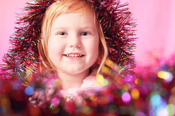 Sorriso menina no fundo rosa — Fotografia de Stock