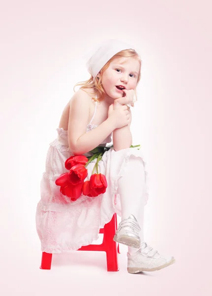 Κοριτσάκι με λουλούδια που απομονώνονται σε λευκό — Φωτογραφία Αρχείου