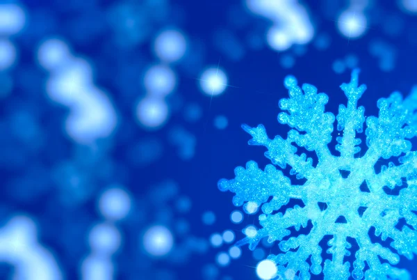 Lichte Kerstmis achtergrond met een grote sneeuwvlok — Stockfoto