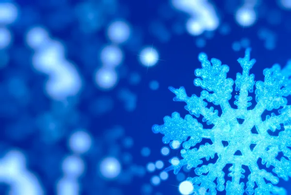 Heller weihnachtlicher Hintergrund mit einer großen Schneeflocke — Stockfoto
