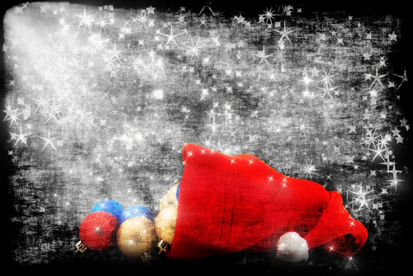 Cap of Santa с рождественскими украшениями — стоковое фото