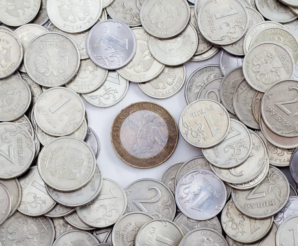 Tumpukan Koin Dan Satu Antaranya Adalah Unik — Stok Foto