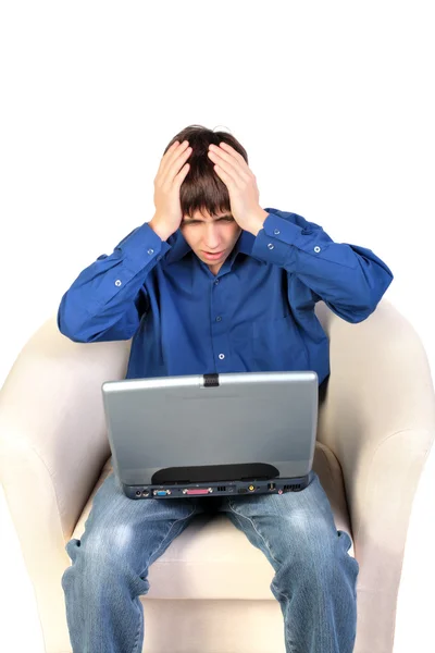 Angstig tiener met laptop — Stockfoto