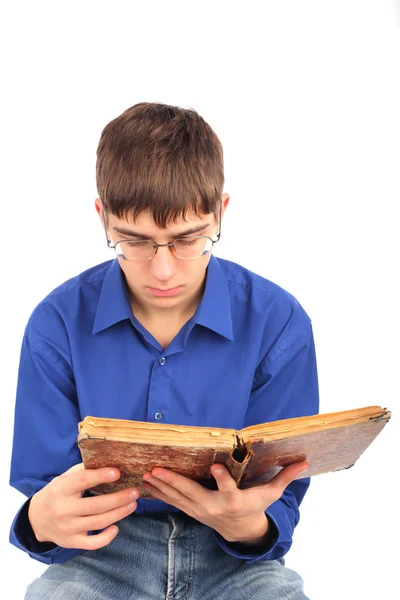 Adolescente com livro velho — Fotografia de Stock