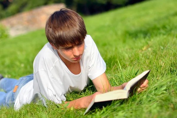 Teenager číst knihu — Stock fotografie