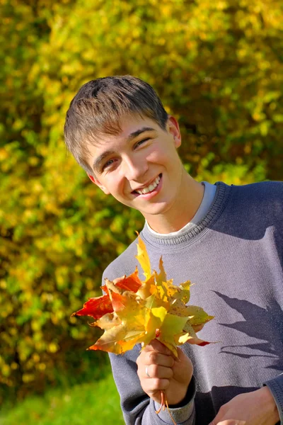 Adolescente con hojas —  Fotos de Stock
