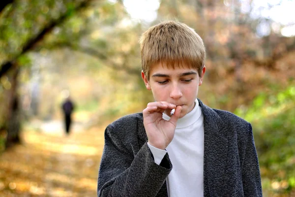 Menino fumando — Fotografia de Stock
