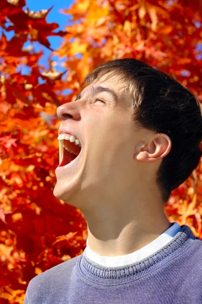 Teenager se raduje podzimy — Stock fotografie