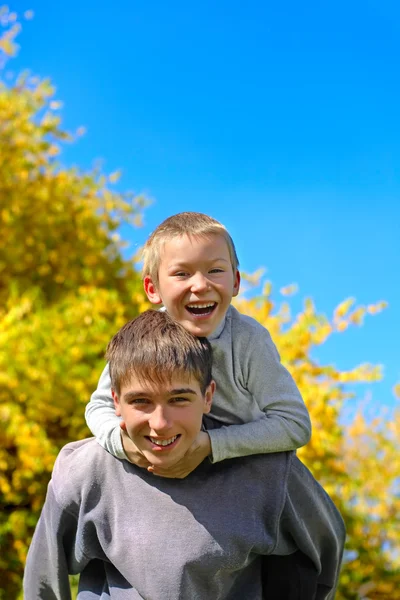 Счастливый подросток и ребенок — стоковое фото