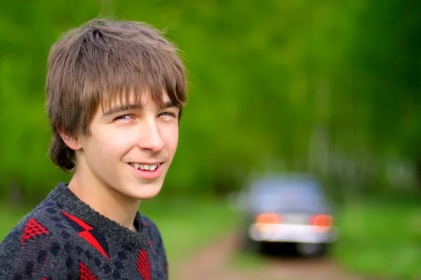 Nastolatek i samochodu — Zdjęcie stockowe
