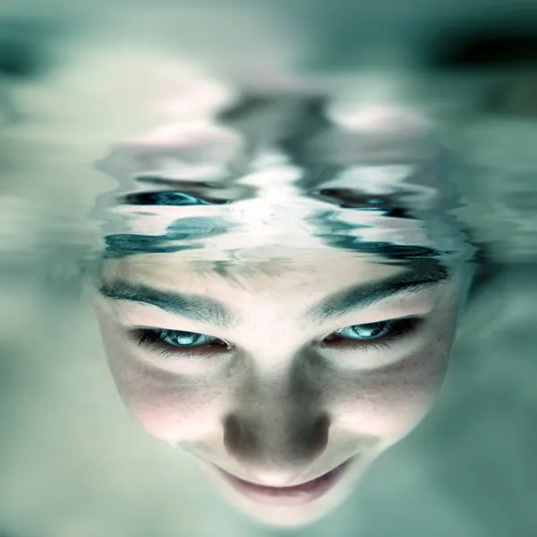 Gesicht unter Wasser — Stockfoto