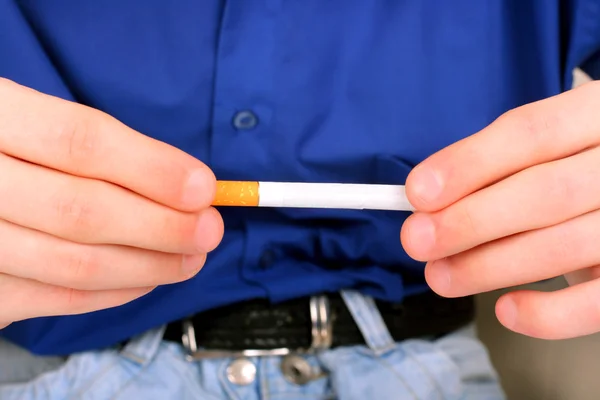 Person hold a cigarette — Stock Photo, Image