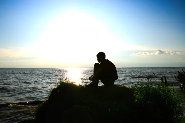 Junger Mann auf einem Sonnenuntergang — Stockfoto