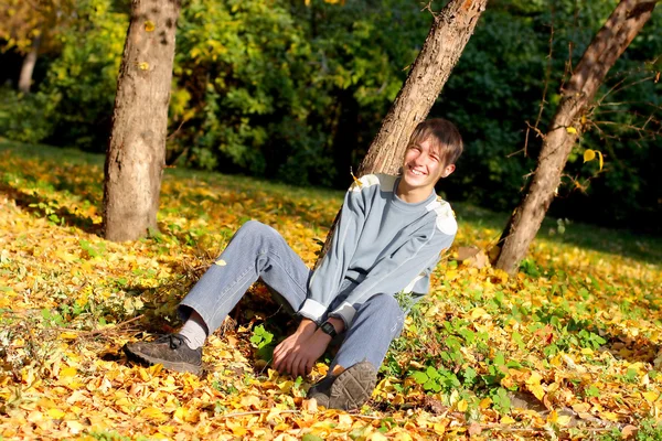 Adolescente no parque — Fotografia de Stock