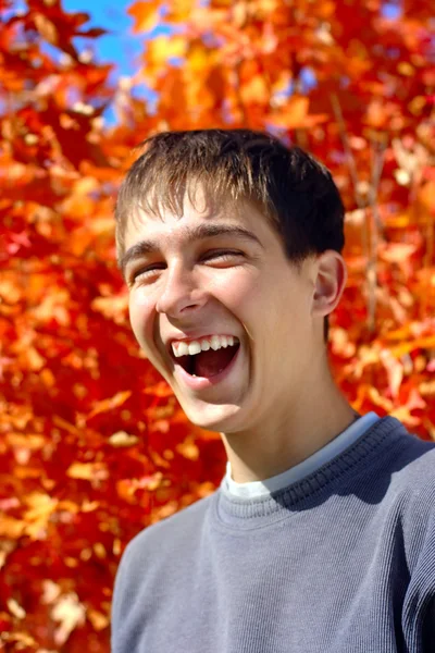Śmiejąc się nastolatek — Zdjęcie stockowe
