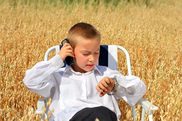 Мальчик с мобильного телефона — стоковое фото