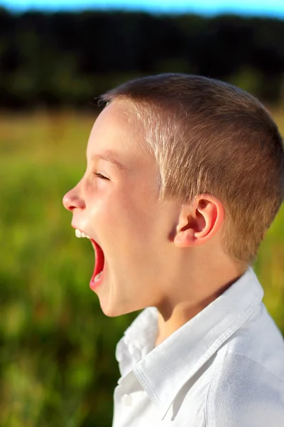 Krzyczy chłopiec — Zdjęcie stockowe