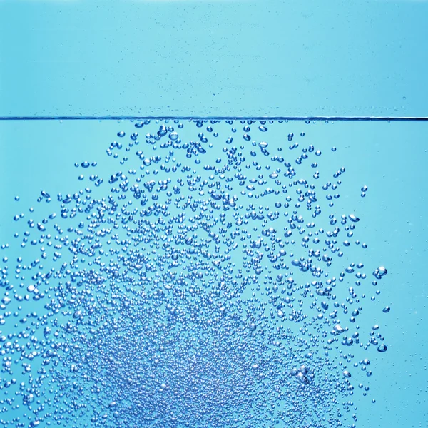 Viele Blasen im Wasser durch das Glas — Stockfoto