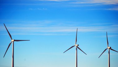 yüksek rüzgar enerjisi üretmek için gökyüzüne ulaşan Rüzgar güç fan.