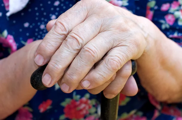 Handen van de oude vrouw — Stockfoto